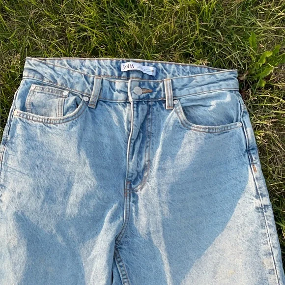 Zara Blue Relaxed Jeans with Vintage-Inspired Wash